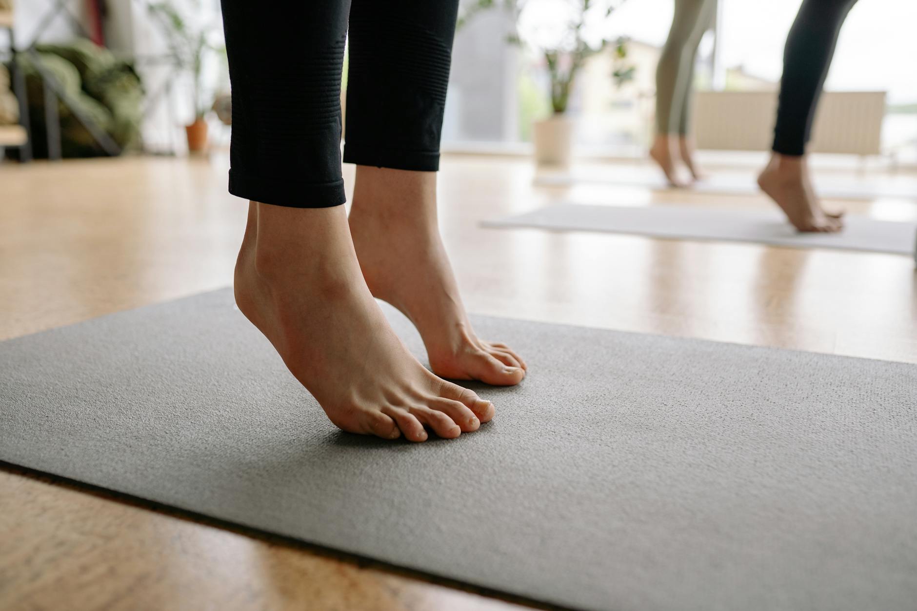 Anti-fatigue mat at the base of a standing desk