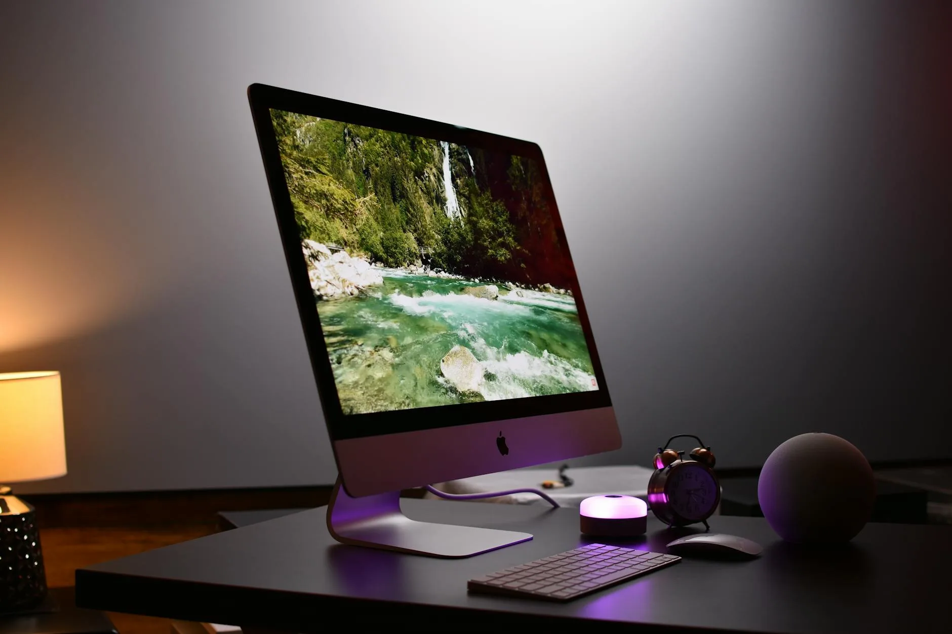 Desktop monitor with colour-accurate display on a clean desk