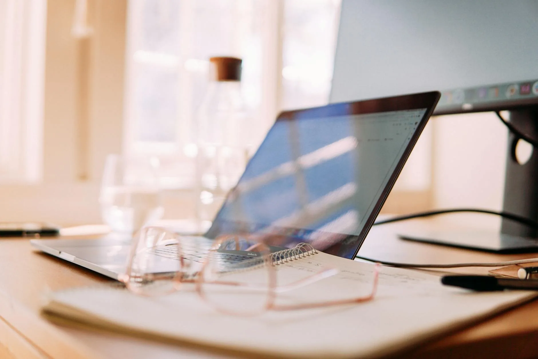 Computer monitor on a desk showing screen size and viewing distance