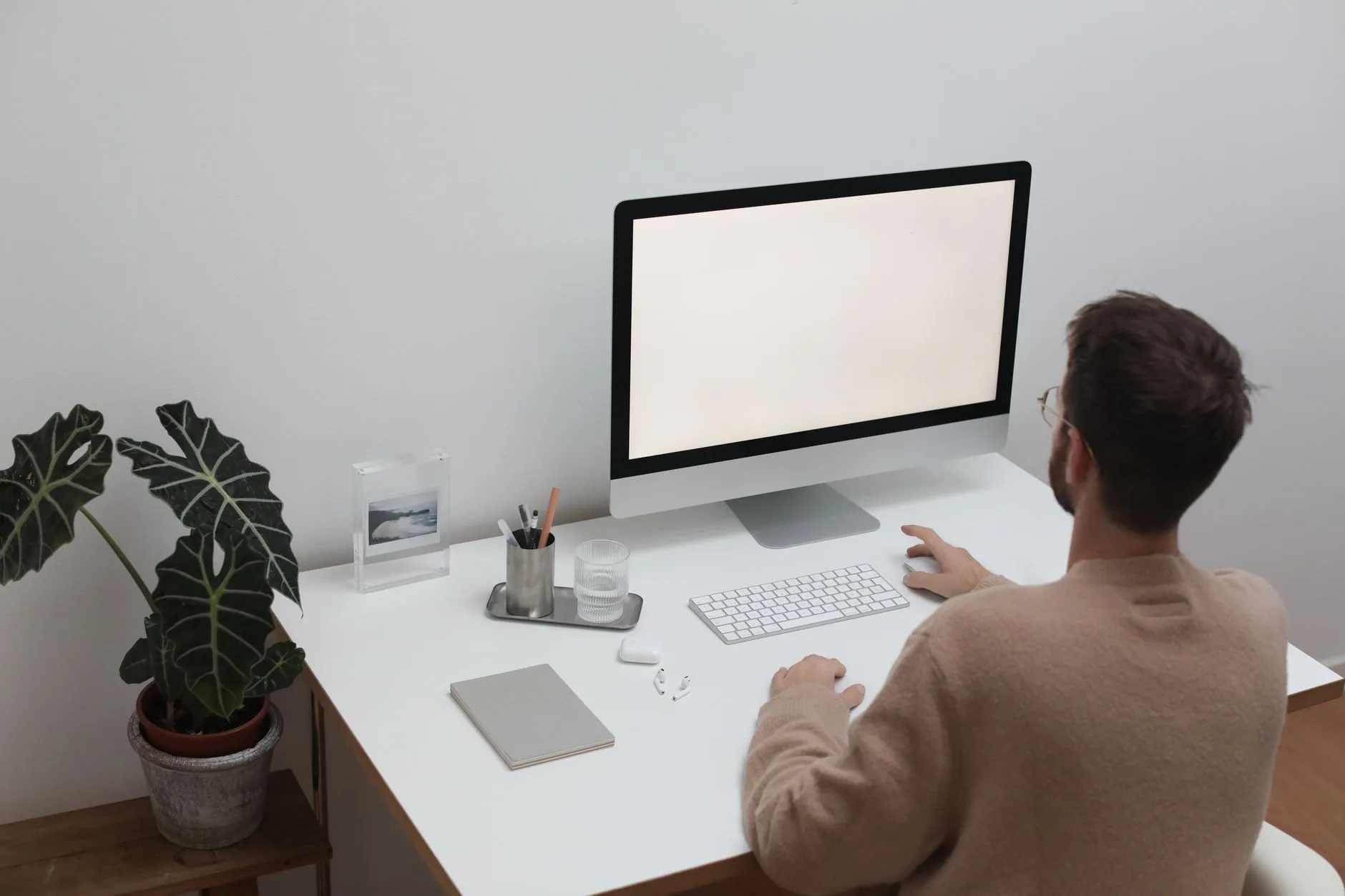 Simple budget monitor on a clean home desk